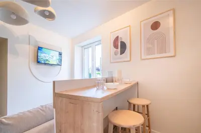 Télévision ou salle de divertissement dans l'établissement La Parenthèse - Proche Puy du Fo u - 2 appartements équipés et confortables au coeur des Herbiers