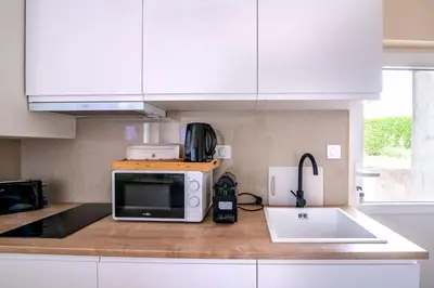 Cuisine ou kitchenette dans l'établissement La Parenthèse - Proche Puy du Fo u - 2 appartements équipés et confortables au coeur des Herbiers