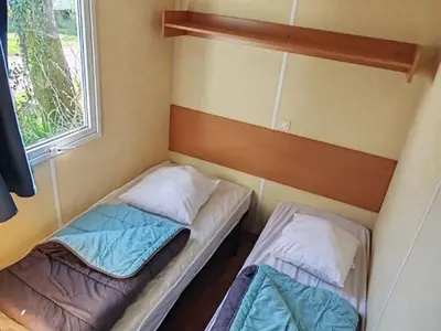 Un ou plusieurs lits dans un hébergement de l'établissement Mobil home confortable avec terrasse pour 6 personnes - API-1-52-882