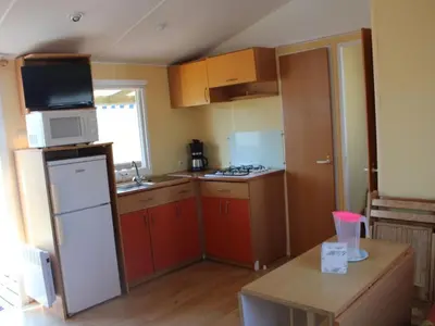 Cuisine ou kitchenette dans l'établissement Mobil home confortable avec terrasse pour 6 personnes - API-1-52-882