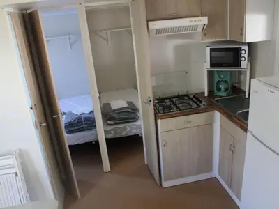 Cuisine ou kitchenette dans l'établissement Mobil home confortable avec terrasse pour 6 personnes - API-1-52-882