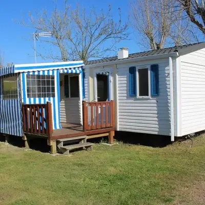 Mobil home confortable avec terrasse pour 6 personnes - API-1-52-882