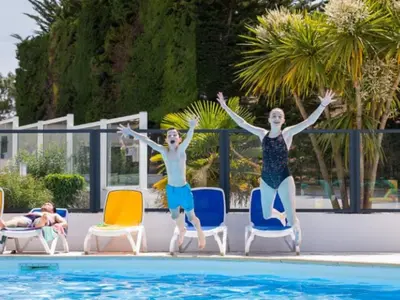 Piscine de l'établissement Mobil home confortable avec terrasse à Saint-Hilaire-de-Riez - API-1-52-887 ou située à proximité