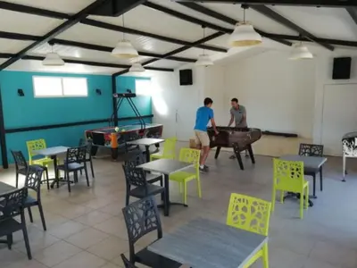 Restaurant ou autre lieu de restauration dans l'établissement Mobil-home 30m² avec terrasse à Saint-Hilaire-de-Riez - API-1-52-879