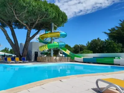 Piscine de l'établissement Mobil-home avec terrasse à Saint-Hilaire-de-Riez - API-1-52-917 ou située à proximité