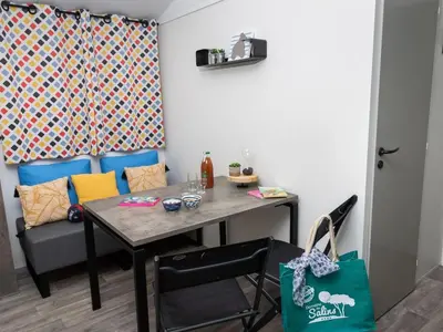 Coin salon dans l'établissement Mobil-home avec terrasse à Saint-Hilaire-de-Riez - API-1-52-917