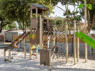 Aire de jeux pour enfants de l'établissement Mobil home spacieux, terrasse, 3 chambres à Saint-Hilaire-de-Riez - API-1-52-966