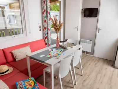 Coin salon dans l'établissement Mobil home spacieux, terrasse, 3 chambres à Saint-Hilaire-de-Riez - API-1-52-966