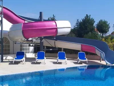 Piscine de l'établissement Mobil home avec terrasse pour 5 pers, St-Jean-de-Monts - API-1-52-983 ou située à proximité