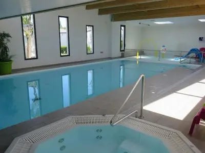 Piscine de l'établissement Mobil home avec terrasse pour 5 pers, St-Jean-de-Monts - API-1-52-983 ou située à proximité