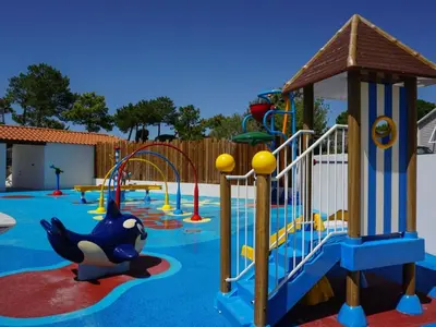 Piscine de l'établissement Mobil-home 36m² avec Terrasse - 3 Chambres - 6 Pers - API-1-52-1048 ou située à proximité