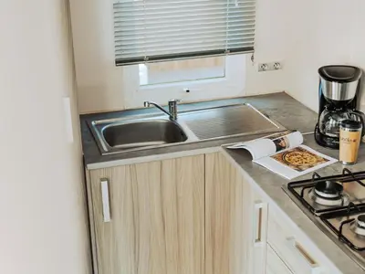 Cuisine ou kitchenette dans l'établissement Mobil home avec terrasse à Saint-Jean-de-Monts - API-1-52-1095