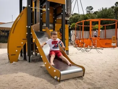 Aire de jeux pour enfants de l'établissement Deux Mobil-homes 60m² avec Terrasse - 5 Chambres - API-1-52-1107