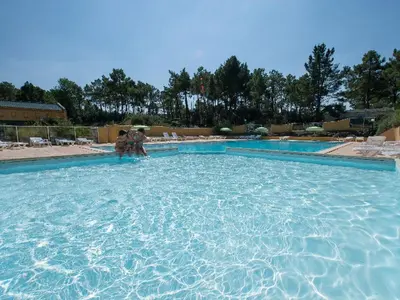 Piscine de l'établissement Chalet avec Accès Handicapé - Terrasse - API-1-52-1128 ou située à proximité