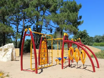 Aire de jeux pour enfants de l'établissement Chalet avec Accès Handicapé - Terrasse - API-1-52-1128