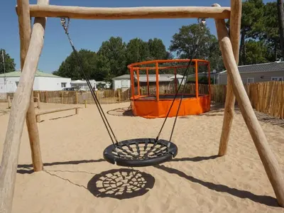 Aire de jeux pour enfants de l'établissement Mobil-home avec Terrasse, 25m², 4 personnes - API-1-52-1127