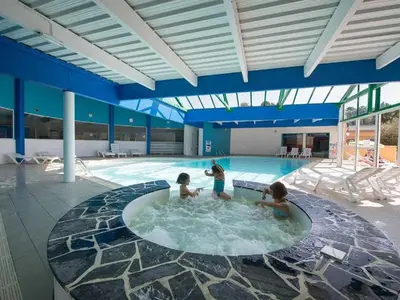 Piscine de l'établissement Appartement 28m² avec Terrasse et Cuisine Équipée - API-1-52-1157 ou située à proximité