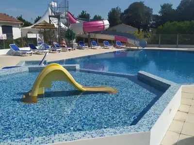 Piscine de l'établissement Mobil-home 31m² avec terrasse à Saint-Jean-de-Monts - API-1-52-1189 ou située à proximité