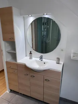 Salle de bains dans l'établissement La Mansarde