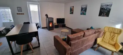 Télévision ou salle de divertissement dans l'établissement Maison proche Grand Parc 2 Chambres