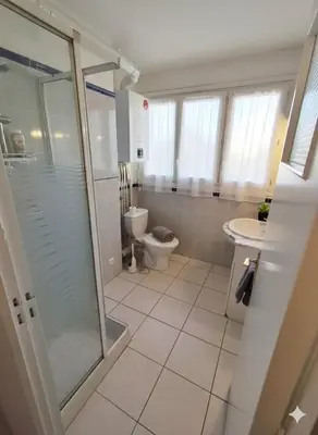 Salle de bains dans l'établissement Appartement chaleureux et place de parking