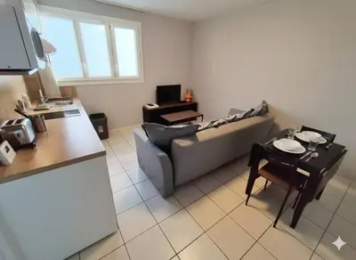 Coin salon dans l'établissement Appartement chaleureux et place de parking