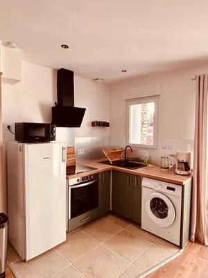 Cuisine ou kitchenette dans l'établissement Charmant T2 entre Plage & Forêt