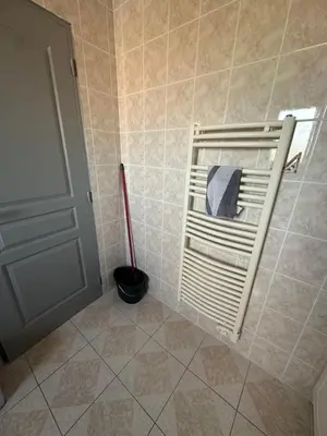 Salle de bains dans l'établissement Chambre équipée centre Le Fenouiller proche mer