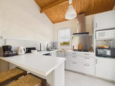 Cuisine ou kitchenette dans l'établissement Maison pour 4 avec jardin et véranda