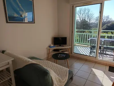 Télévision ou salle de divertissement dans l'établissement L'Orée du Golf - Balcon & Parking