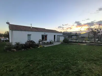 Jardin de l'établissement La Parenthèse colorée - spacieux - 12mn du Parc