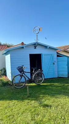 Vélo sur le terrain de l'établissement Les Grelets ou dans les environs