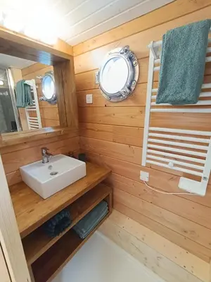 Salle de bains dans l'établissement La toue Vent d'Anjou - Bateau traditionnel de la Loire