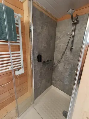 Salle de bains dans l'établissement La toue Vent d'Anjou - Bateau traditionnel de la Loire