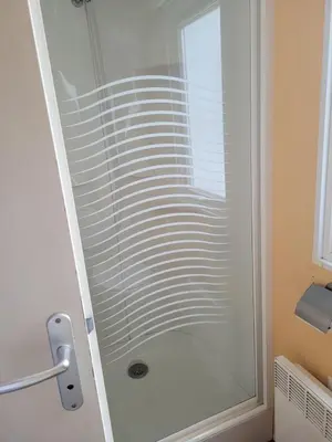 Salle de bains dans l'établissement MH Bois Dormant 6 pers 3ch avec Lave Linge et TV