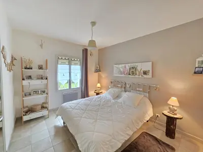 Un ou plusieurs lits dans un hébergement de l'établissement Villa à St Jean de Monts avec piscine chauffée, clim et WiFi - FR-1-777-23