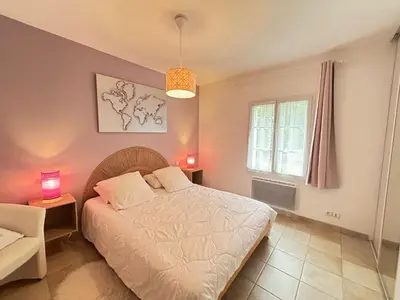 Un ou plusieurs lits dans un hébergement de l'établissement Villa à St Jean de Monts avec piscine chauffée, clim et WiFi - FR-1-777-23