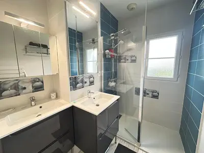 Salle de bains dans l'établissement Villa à St Jean de Monts avec piscine chauffée, clim et WiFi - FR-1-777-23