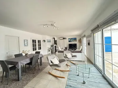 Coin salon dans l'établissement Villa à St Jean de Monts avec piscine chauffée, clim et WiFi - FR-1-777-23