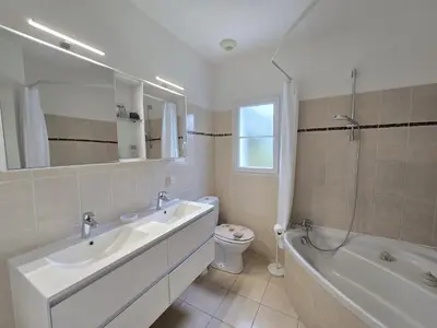 Salle de bains dans l'établissement Villa à St Jean de Monts avec piscine chauffée, clim et WiFi - FR-1-777-23