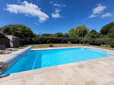 Piscine de l'établissement Villa à St Jean de Monts avec piscine chauffée, clim et WiFi - FR-1-777-23 ou située à proximité