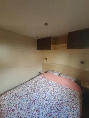 Un ou plusieurs lits dans un hébergement de l'établissement Charmant Mobil-home proche de la mer