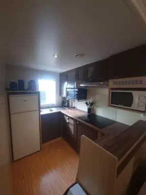 Cuisine ou kitchenette dans l'établissement Charmant Mobil-home proche de la mer