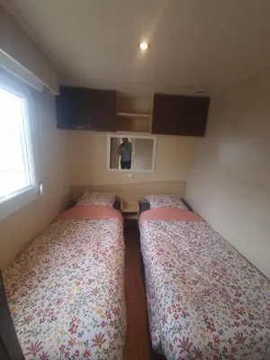 Un ou plusieurs lits dans un hébergement de l'établissement Charmant Mobil-home proche de la mer