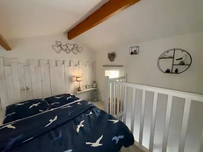 Un ou plusieurs lits dans un hébergement de l'établissement Maison cosy 4 pers avec terrasse au calme - FR-1-323-594