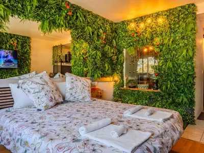 Un ou plusieurs lits dans un hébergement de l'établissement Jungleroom Vegetal and romantic, parking