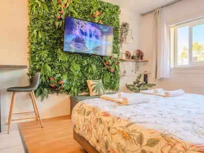 Un ou plusieurs lits dans un hébergement de l'établissement Jungleroom Vegetal and romantic, parking