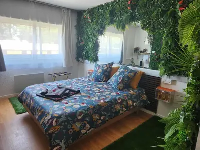 Un ou plusieurs lits dans un hébergement de l'établissement Jungleroom Vegetal and romantic, parking