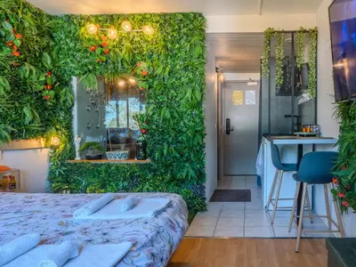 Un ou plusieurs lits dans un hébergement de l'établissement Jungleroom Vegetal and romantic, parking