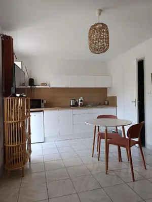 Cuisine ou kitchenette dans l'établissement Studio 6 équipé proche aéroport naval groupe